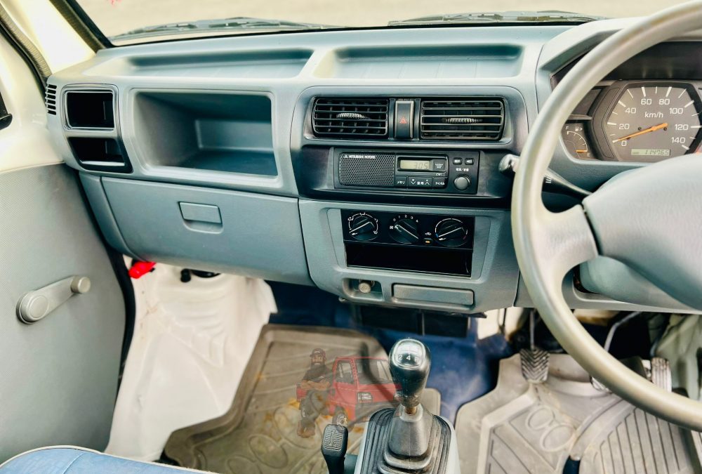 2000 Mitsubishi Minicab Truck 4WD photo 8
