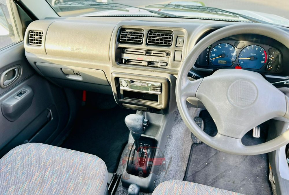 2000 Suzuki Jimny 4WD photo 8