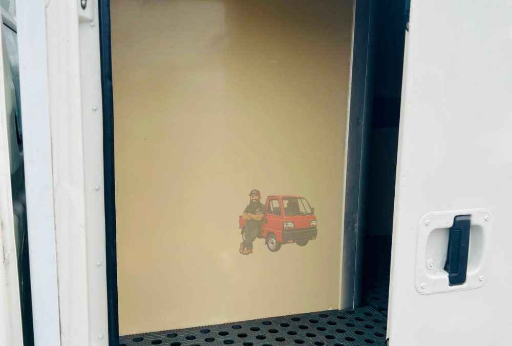 2001 Mitsubishi Minicab Freezer photo 9