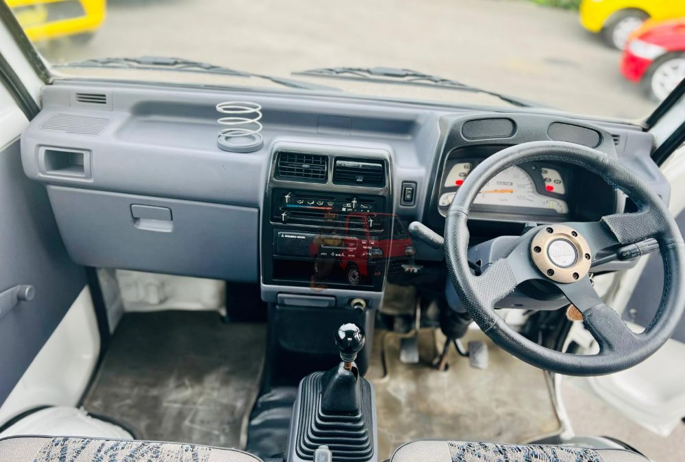 1994 Mitsubishi Minicab Dump 4WD photo 10