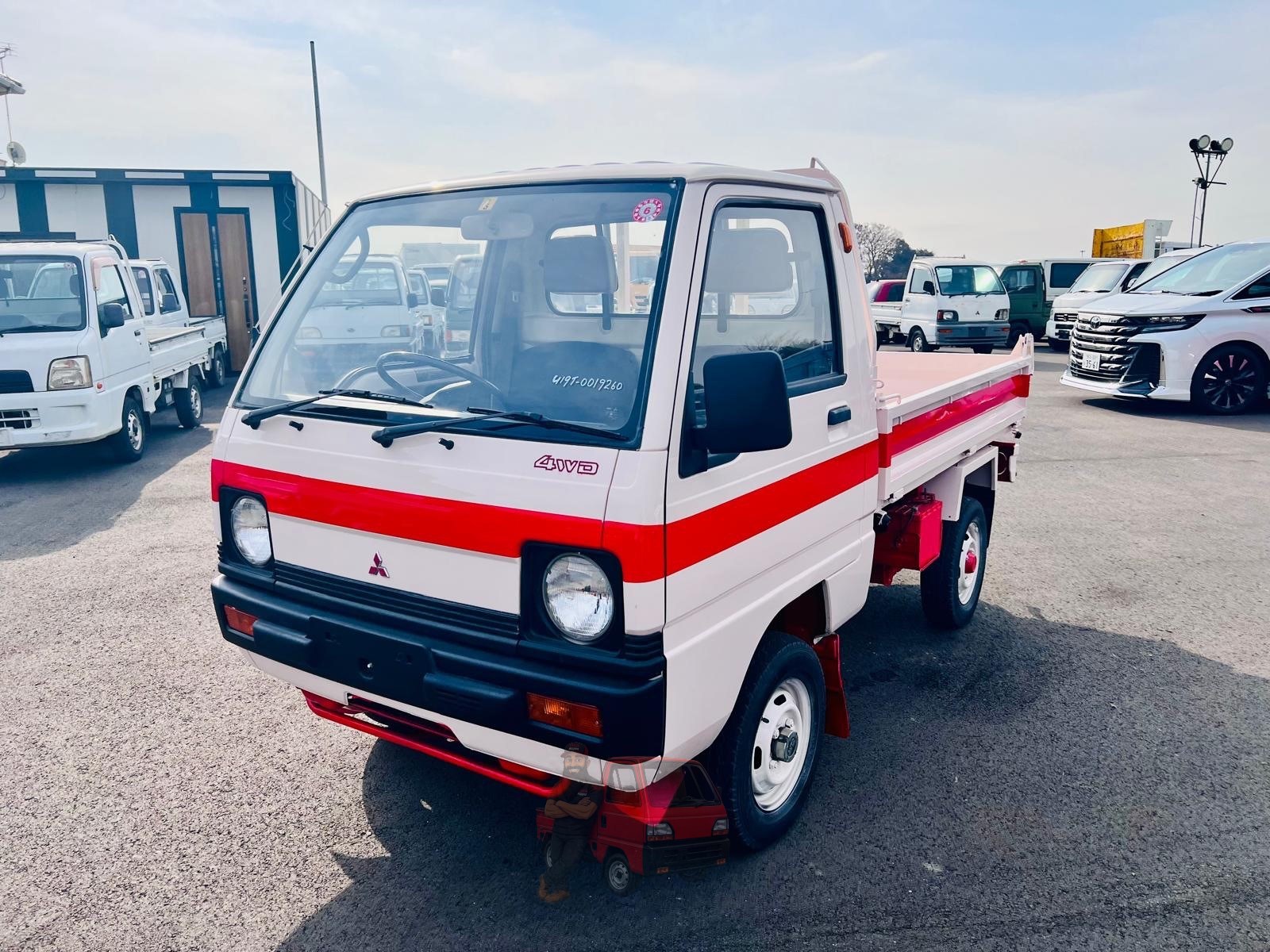 1990 Mitsubishi Minicab photo 2