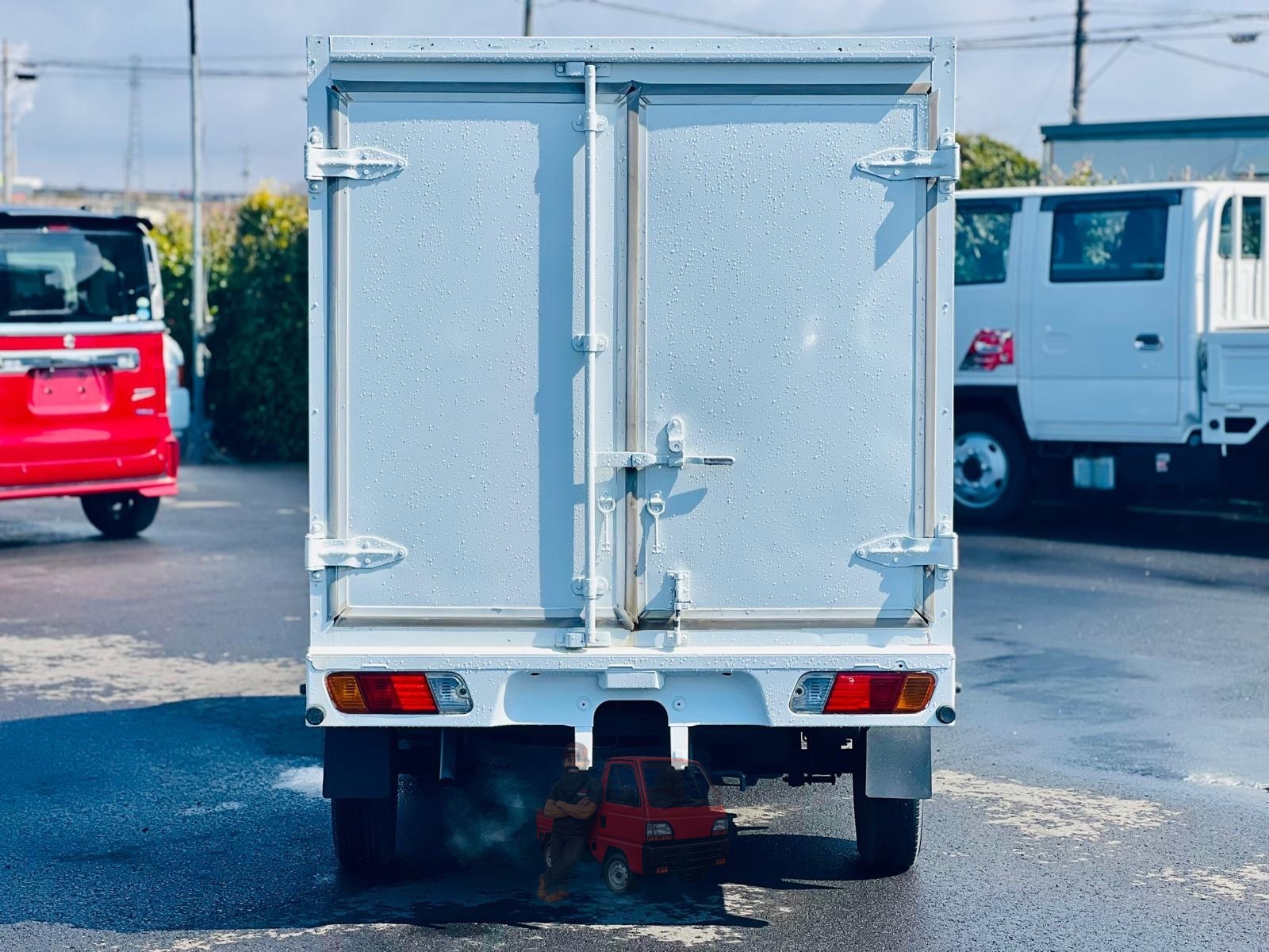 2000 Mitsubishi Minicab photo 5
