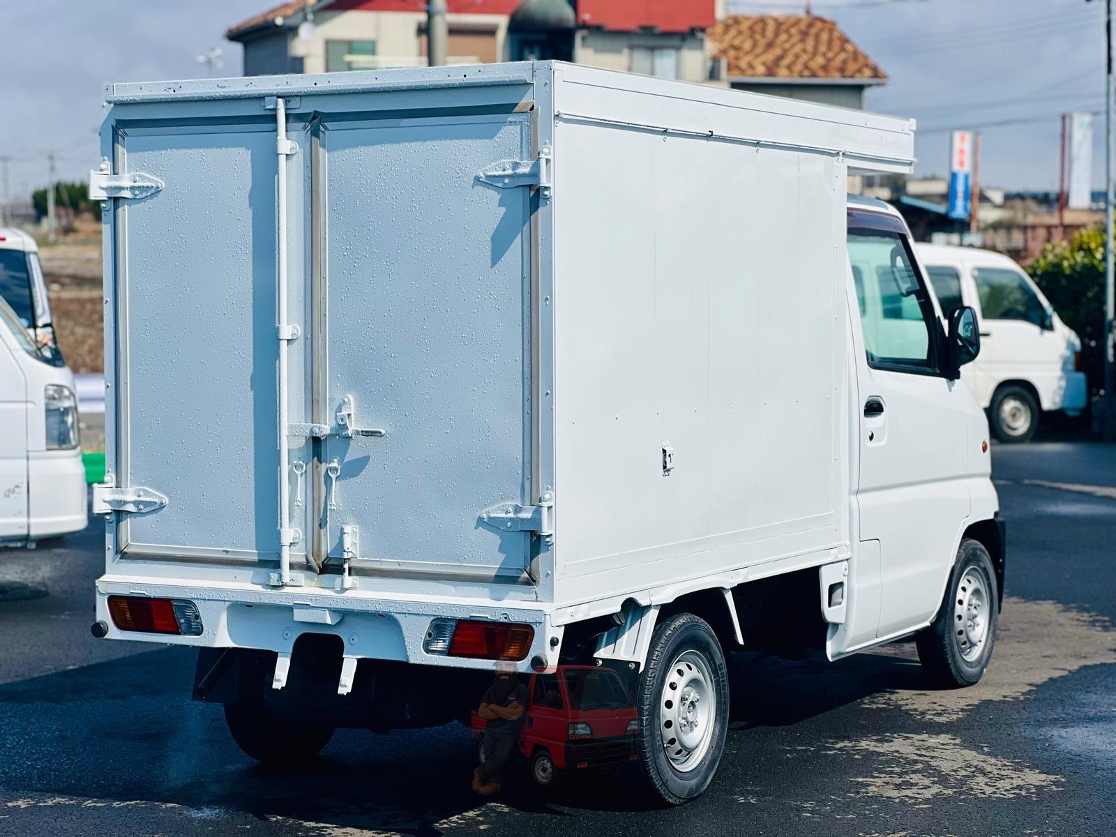 2000 Mitsubishi Minicab photo 8