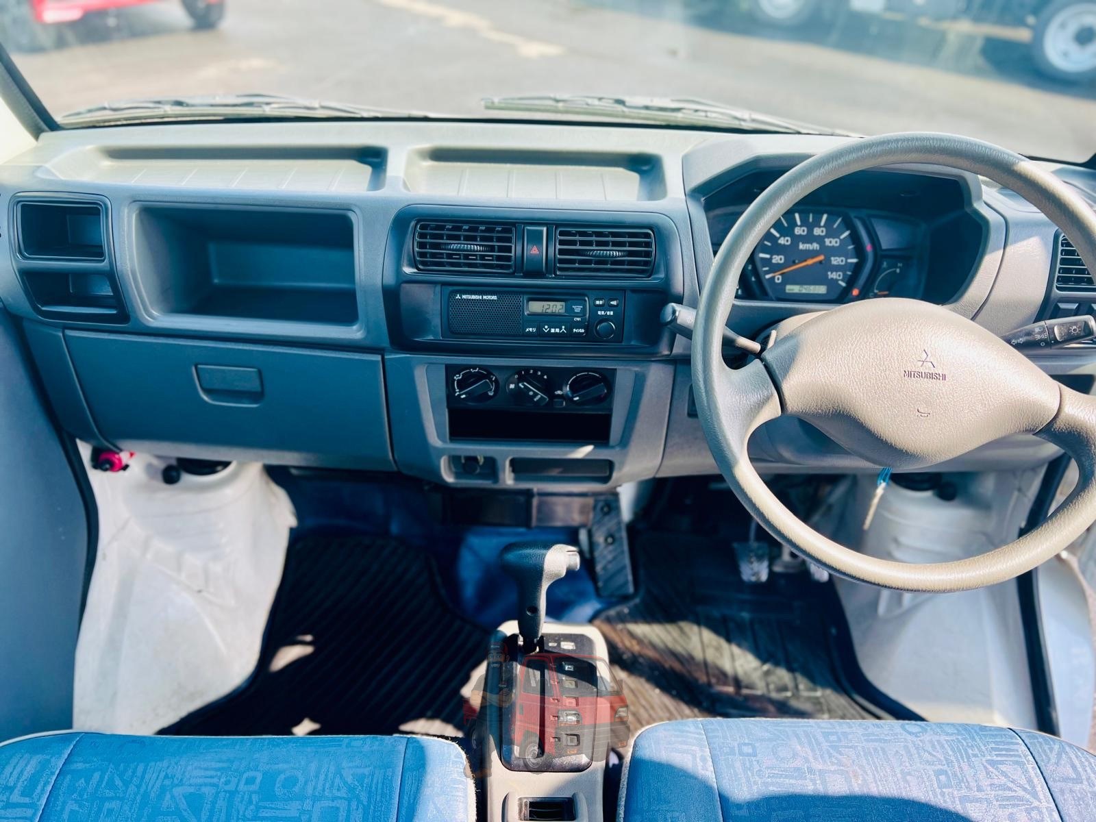 2000 Mitsubishi Minicab photo 9