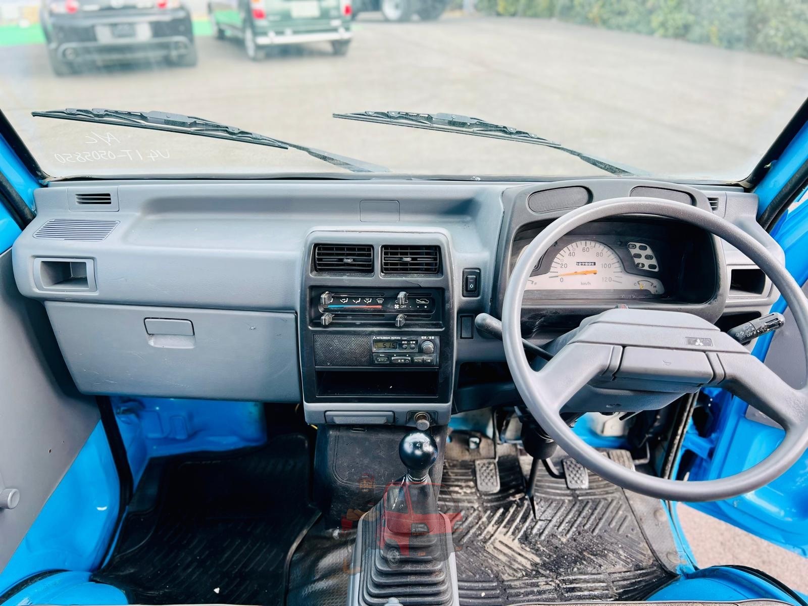 1998 Mitsubishi Minicab photo 2