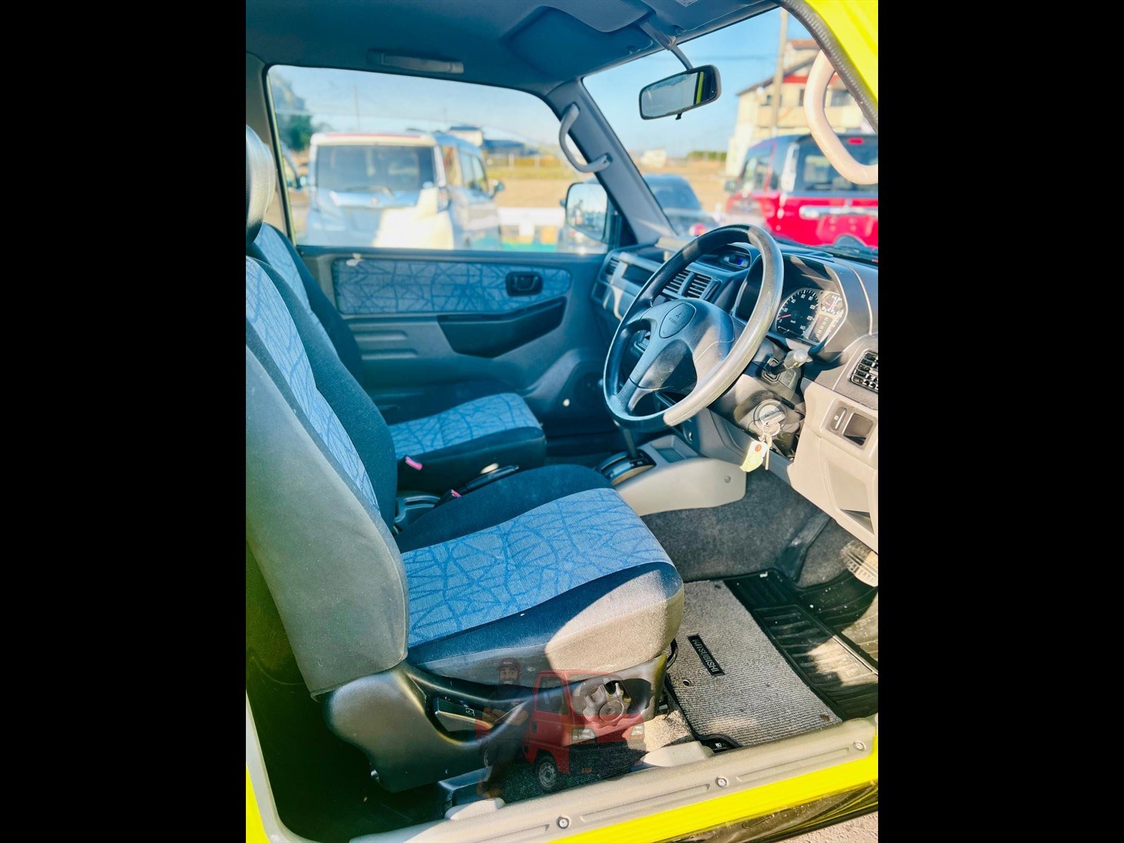 2000 Mitsubishi Pajero photo 2